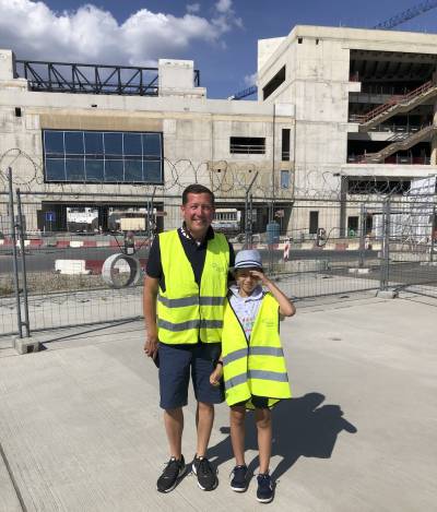 Auch Brgermeister Alexander Kreissl freute sich mit seinem Sohn ber die Besichtigung.