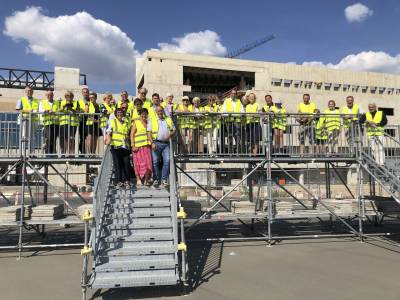 Unsere Besuchergruppe auf der Aussichtsplatform am Terminal 3.