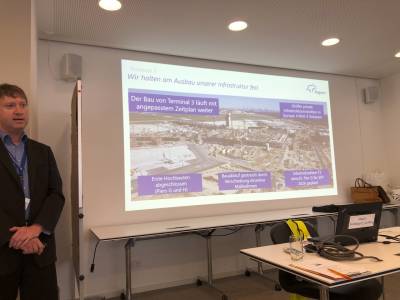 Peter Fornhoff und Julia Sydow gingen insbesondere auf die Entscheidung zum Weiterbau von Terminal 3 ein.