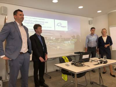 Im Besucherzentrum bedankte sich Max Panhans bei Julia Sydow und ihrem FRAPORT-Team fr die Einladung.