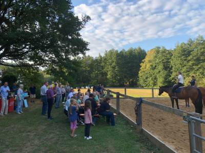 Dort bekamen wir neben einer Reitvorfhrung auch zahlreiche Informationen ber verschiedene Reittechniken und die ntige Ausrstung. Lea Hoffner berichtete als erfolgreiche Turnierreiterin auf internationaler Ebene von den Ablufen im Wettkampfbetrieb.