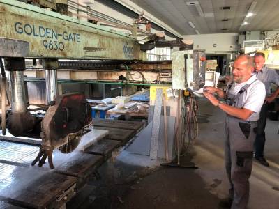 Walter He fhrte uns durch den Betrieb und veranschaulichte das Handwerk des Steinmetzes. 