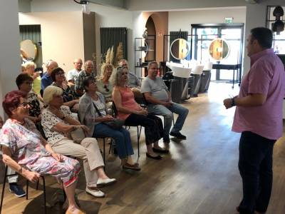 Noah Wild stellte das in zweiter Generation inhabergefhrte Familienunternehmen vor. Es beschftigt knapp 100 Mitarbeiter im Innen- und Auendienst.