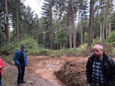 Dieter Lang und Jrgen Neipp besichtigen einen der Wassertpfe am Zehnwegeeck.