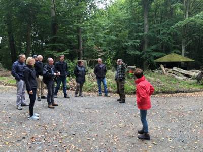 Der ausfhrende Unternehmer Manfred Bitsch erluterte aus fachkundiger Hand sein Vorgehen. Fr die anwesenden Fraktionsmitglieder, sowie interessierte Brger ein wertvoller Einblick in diesen Bereich der Forstwirtschaft.