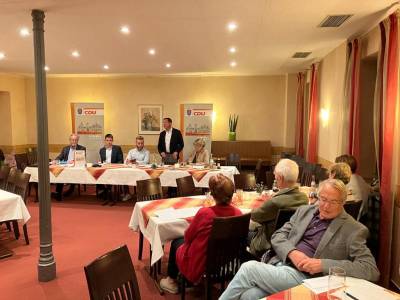 Brgermeister Alexander Kreissl gab einen berblick ber die Herausforderungen und Themen, welche Seeheim-Jugenheim aktuell beschftigen. Neben den Groprojekten, wie dem Bau des Rathausforums und der Sanierung der Sttzpunktfeuerwehr, ging er in seinem Gruwort auf Fortschritte bei der Kinderbetreuung und weitere Investitionen in die Infrastruktur ein. 