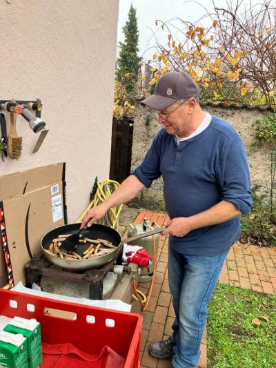 Unser Chefkoch Gnter beim Braten der Frhstckswrstchen.