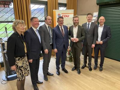 Gruppenbild zum Abschluss (vrnl): Gottfreid Milde, Max Panhans, Max Schimmel, Boris Rhein, Lutz Khler, Alexander Kreissl und Karin Neipp