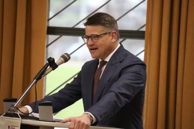 Er erwhnte aber auch die immer wieder schwierigen Verhandlungen der Lnder mit dem Bund.