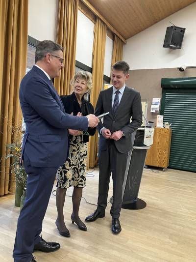 Karin Neipp und Max Panhans dankten Boris Rhein mit einem Buch ber Schloss Heiligenberg.