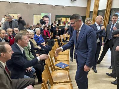 Auch Olaf Khn wird von Boris Rhein persnlich begrt.