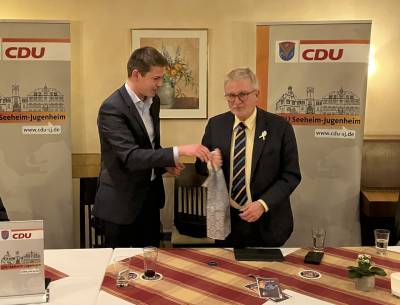 Max Panhans bedankte sich bei Michael Gahler mit einem Weinprsent.