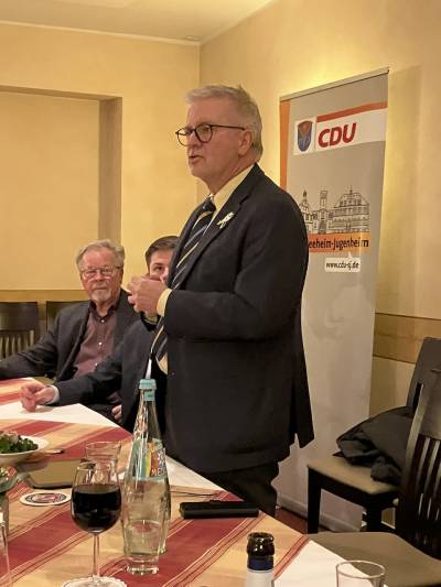 Auch thematisiert wurde die Problematik wie der Krieg zu Ende gehen knnte.