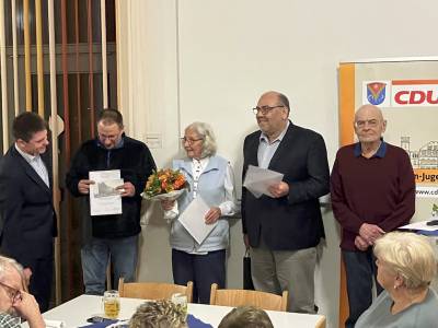 Ehrungen: Robert Nawrath erhielt eine Urkunde fr 25 Jahre Mitgliedschaft, unser erster Beigeordneter Dr. Thomas Fischbach ist bereits seit 35 Jahren Teil der CDU. Der ehemalige Vorsitzende der Partei Harald Spalt erhielt eine Auszeichnung fr 45 Jahre Mitgliedschaft, Rosemarie Klingelhfer konnte neben der Urkunde fr 50 Jahre Mitgliedschaft auch einen Blumenstrau entgegennehmen.
