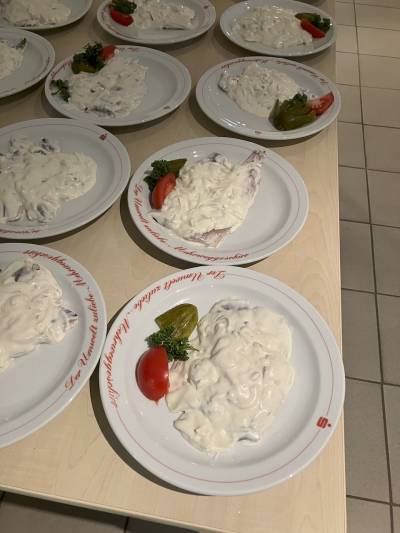 Der Sahnehering und die khlen Getrnke haben den Interessierten wieder sehr gut geschmeckt! Ein wunderbarer Anlass fr spannende Gesprche und nette Begegnungen.