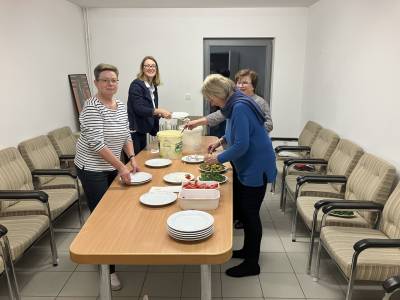 Das Anrichten der Heringsteller im Nebenraum ging flott voran.