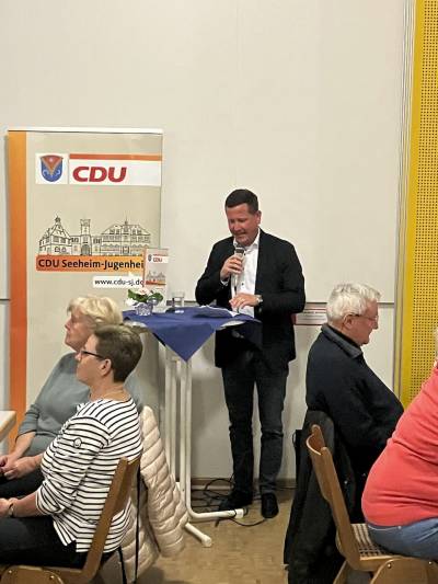 Brgermeister Alexander Kreissl ging im seiner Ansprache auf die aktuellen Fortschritte bei den Groprojekten Feuerwehrsanierung und Neubau des Rathausforums ein. 