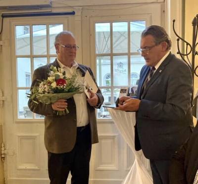 Landrat Pit Schellhaas berreichte die Ehrung auf Schloss Heiligenberg.