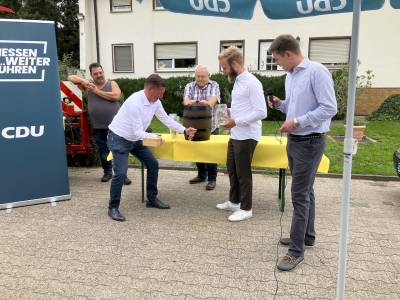 Alexander Kreissl ist durch die Kerben gebt beim Fassbieranstich.