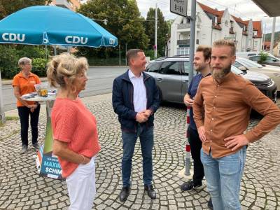 Mit dem Infostand in Seeheim ging es los: unsere Kandidaten Alexander Kreissl und Max Schimmel waren dabei. 