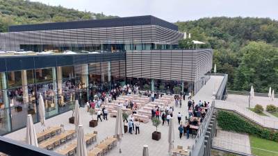 Aufgeteilt in Gruppen wurden die Besucher durch das gesamte Haus gefhrt. Neben 483 Zimmern, Tagungsrumlichkeiten und Veranstaltungslocations verfgt das Zentrum ber eine abwechslungsreiche Kulinarik, sowie einen Wellnessbereich mit Schwimmbad und Sauna. 