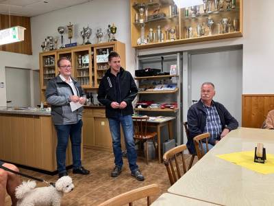 Die Gruppe wurde vom Vorsitzenden des Vereins, Michael Schfer freundlich in Empfang genommen. Im Vereinsheim erluterte Herr Schfer den Werdegang seines Vereins und die Entwicklung des Hundesports in dieser Zeit. Der Aspekt des Schutzes verlor an Bedeutung, die Bindung von Mensch und Tier wurde immer wichtiger. 