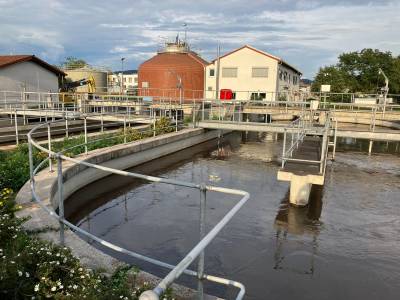 Die Aufbereitung des Abwassers ist energieintensiv (3000 Kilowattstunden am Tag) und damit auch kostspielig. Schon jetzt wird ein Teil des bentigten Stroms durch eine Biogasanlage erzeugt, letztere verwertet Gas, welches im Klrprozess anfllt. 