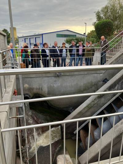 Die Besucher erhielten einen Einblick in die Aufbereitung des Schmutzwassers in den drei Reinigungsstufen. Am Anfang steht die mechanische Reinigung.