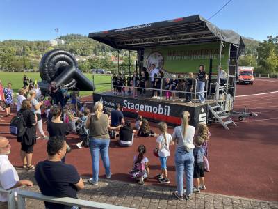 Brgermeister Alexander Kreissl erffnete den diesjhrigen Weltkindertag bei schnstem Wetter im Christian-Stock-Stadion.