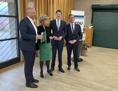 Karin Neipp bedankte sich bei Roman Poseck mit einem Buch zur Historie von Schloss Heiligenberg.
Die Veranstaltung ging nach den Reden in ein geselliges Beisammensein ber. Dazu reichte die Partei khle Getrnke, Kaffee und Kuchen.