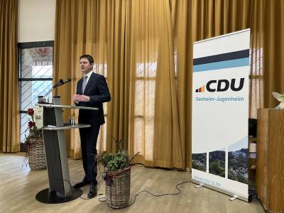 Erffnet wurde der Empfang vom Parteivorsitzenden Max Panhans, der in seiner Ansprache neben guten Wnschen fr 2024 auch den Wunsch an alle Demokraten formulierte, dieses politische Modell zu verteidigen.