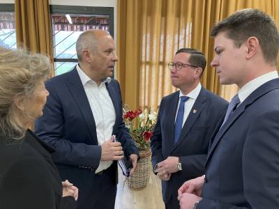 Kurze Abstimmung der 3 Redner des Empfangs.