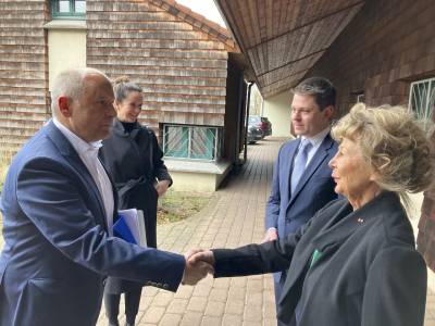 Karin Neipp und Max Panhans begren Justizminister Prof. Dr. Roman Poleck vor dem TV Heim zum Neujahrsempfang.