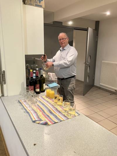 Bewhrt am Zapfhahn Marco Hesser. Leider nicht auf dem Bild die Kchencrew Britta und Gnter Hoffner.