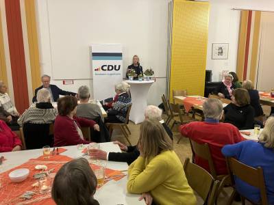 Die stellv. Vors. Julia Sydow begrte in Vertretung von Max Panhans zahlreiche Gste im voll besetzten Saal des Bischof-Colmar-Hauses in Seeheim