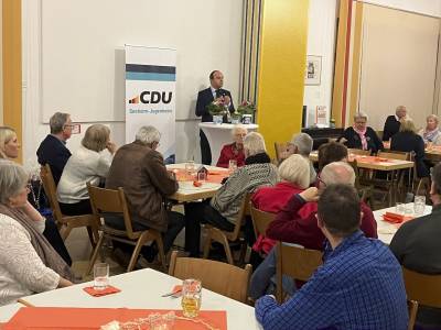 Anschlieend berichtete der Erste Kreisbeigeordnete Lutz Khler vom Schulbau in Seeheim und den groen Problemen die der Kreis mit seinen vielen von oben verordneten Aufgaben bei unzureichender Finanzierung hat. 