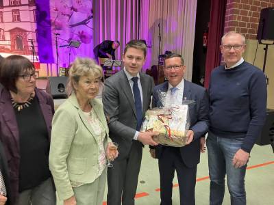 Max Panhans berreichte ihm als Dank fr sein Engagement und die Zusammenarbeit in den letzten 6 Jahren mit einer Abordnung aus Fraktion, Gemeindevorstand und Vorstand der CDU einen Prsentkorb.