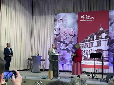 Bruer vereidigte die neue Brgermeisterin Birgit Kannegieer.