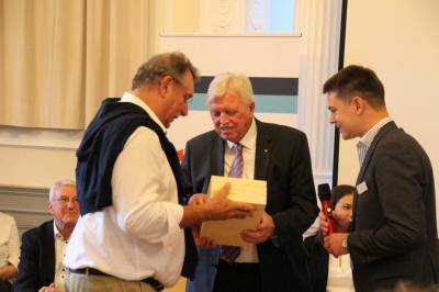 Zum Ende der Veranstaltung dankte der Vorsitzende der CDU Seeheim-Jugenheim, Max Panhans Herrn Bouffier mit einem
Weinprsent und einem Buch ber die Historie des Heiligenbergs fr sein Kommen.