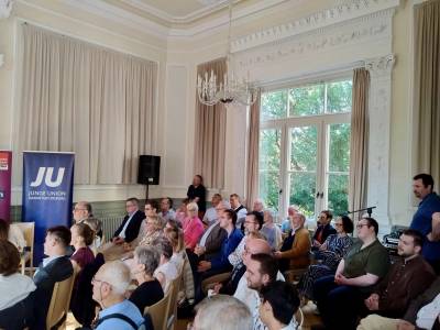 Der Einladung folgten ber 100 Besucher, die den Gartensaal bis auf den letzten Platz ausgefllt haben.