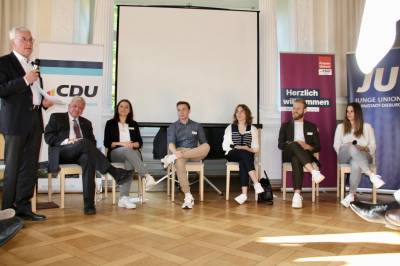 Die Podiumsteilnehmer waren der Landtagsabgeordnete Max Schimmel,
Ellen Neumann, Kreisvorsitzende der JU Da-Di,
Stella Stegmann, CDU-Stadtverordnete in Darmstadt, sowie Vincent Kotulla, Oberstufenschler des Schuldorfs und Jugendfeuerwehrwart FF Jugenheim. Die Moderation wurde von Maura Prei-Starke, der Digitalbeauftragten der CDU Da-Di und Herrn Prof. Helmut Schetter, dem ehemaligen Vizeprsidenten des Wirtschaftsrates durchgefhrt. 