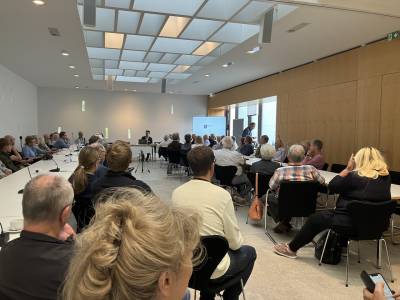 Im ersten Teil gab es eine ausfhrliche Einfhrung in die Arbeit des Landtags sowie Hinweise fr die nachfolgende einstndige Beobachtung der Plenarsitzung.