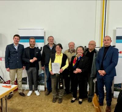 Ebenfalls geehrt wurden Horst Fischbach (2. v.re. fr 60 Jahre) und Heinz Schreiner (Mi. fr 70 Jahre). Zu den ersten Gratulanten gehrte der CDU Kreisvorsitzende Lutz Khler, der zuvor auch ein kurzes Gruwort an die Besucher gerichtet hatte.