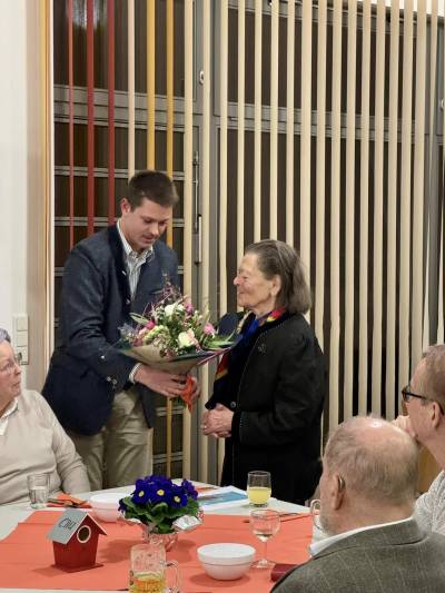 Frau Edith Kanthak erhielt neben Urkunde und Blumenstrau auch eine goldene Ehrennadel fr ihre 60 Jahre Treue zur CDU.