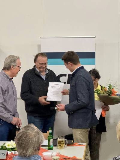 In diesem Jahr konnten wir das Ehepaar Beatrix und Heinrich Fries fr jeweils 55 Jahre Mitgliedschaft mit Urkunden, Wein und einem Blumengru auszeichnen