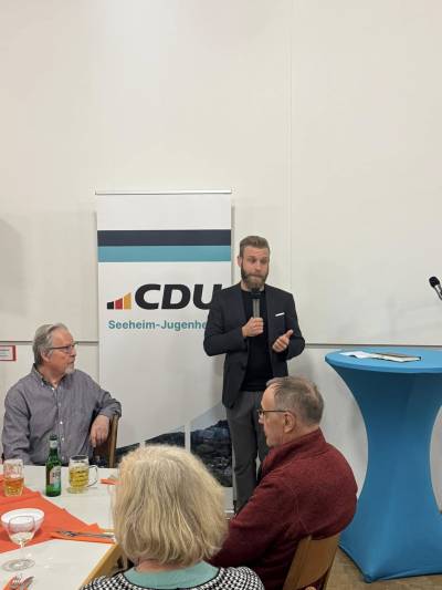 Als Gastredner und Ehrengast nahm der direkt gewhlte Landtagsabgeordnete Maximilian Schimmel an dem ffentlichen Treffen teil. Er gab bei seinem Redebeitrag einen Einblick in die aktuellen Themen der Landespolitik und schaute auf die anstehenden Koalitionsverhandlungen im Bund.