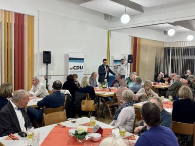 Unser Parteivorsitzender Max Panhans fhrte nach seiner Begrung und einer kurzen Ansprache durch das Programm. 