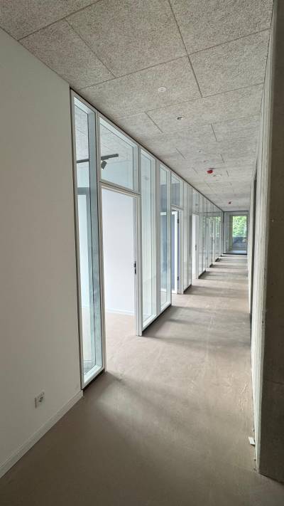 Auch die Verwaltung profitiert: Auf drei Ebenen entstehen neue Broflchen. Derzeit bezahlt die Gemeinde rund 250.000 ? im Jahr Miete an die Sparkassefr das Rathaus am Georg-Kaiser-Platz. Diese Kosten entfallen knftig.