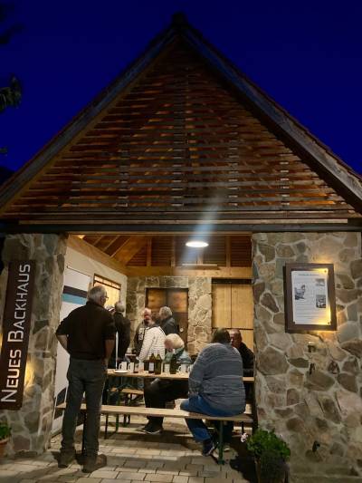 Max Panhans, Vorsitzender der CDU Seeheim-Jugenheim, zeigte sich sehr zufrieden mit dem Verlauf des Abends und richtete seinen besonderen Dank an das Backhausteam:
?Was das Team des Backhauses auf die Beine stellt, ist wirklich beeindruckend. Die Herzlichkeit, das leckere Essen und die routinierte Vorbereitung haben wesentlich zum Gelingen der Veranstaltung beigetragen. Dafr mchten wir uns ganz herzlich bedanken.?
