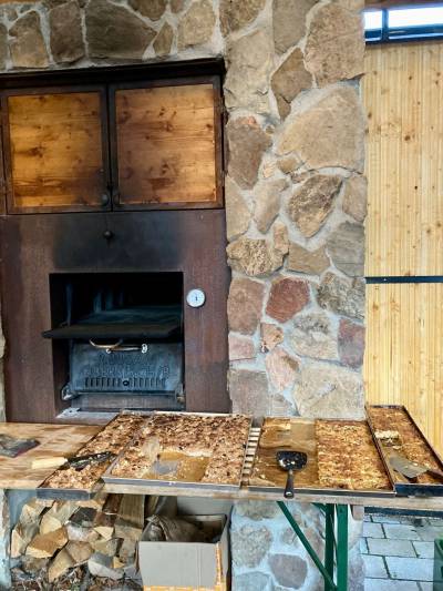 Am idyllischen Backhaus in Stettbach angekommen, erwartete die Gste ein herzlicher Empfang mit frisch gebackenem Zwiebelkuchen aus dem Holzofen, Federweier und Apfelkuchen zum Dessert.